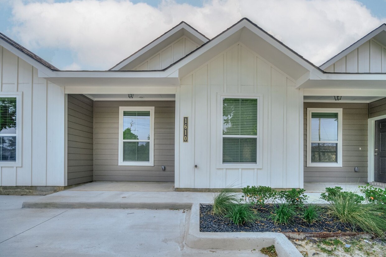 Primary Photo - Remarkable Value: Spacious 2-Bed with Mode...