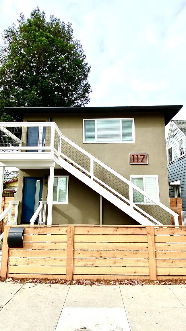 Building Photo - 117 Cayuga St