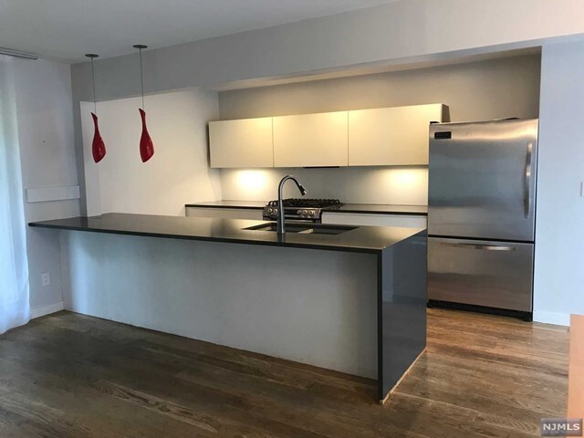 Foto del edificio - 936 Pines Terrace