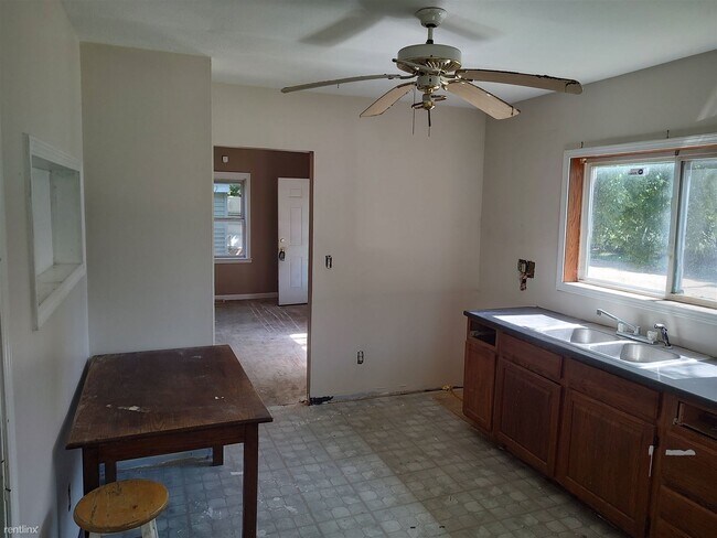 Foto del edificio - 2 br, 1 bath House - 3168 West Parkway Avenue