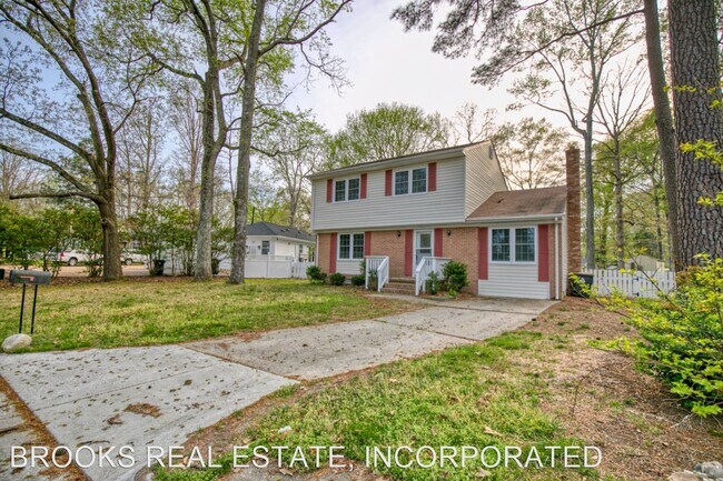 Building Photo - 4 br, 1.5 bath House - 102 Queen Mary Court