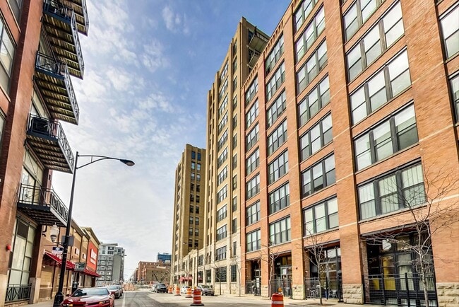 Building Photo - 728 W Jackson Blvd