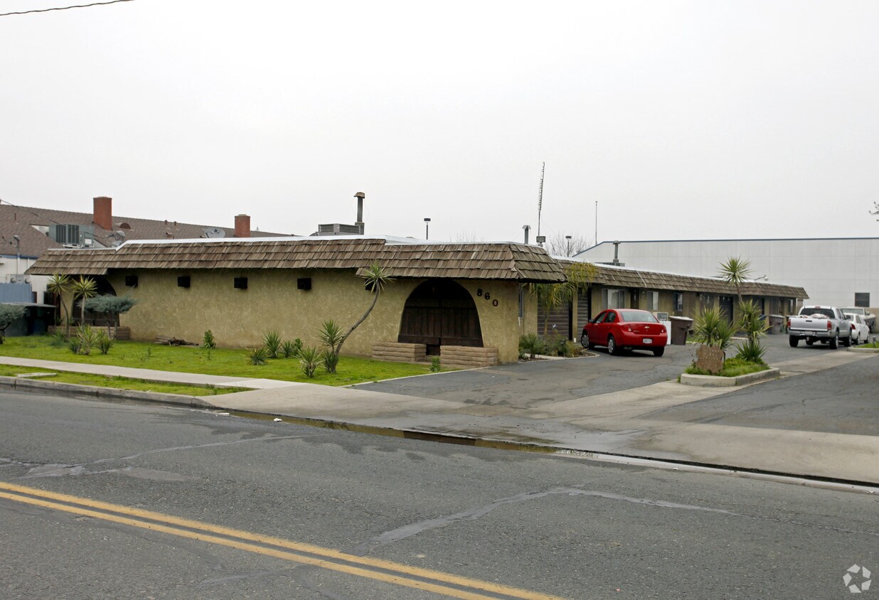Primary Photo - 860-870 E Merritt Ave