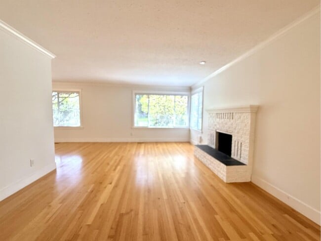 Building Photo - 15457 Poplar Dr