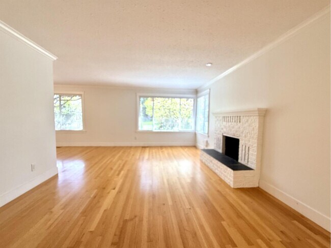 Photo du bâtiment - 15457 Poplar Dr