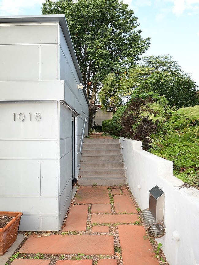 Building Photo - Cool House | 50% Off First Months Rent