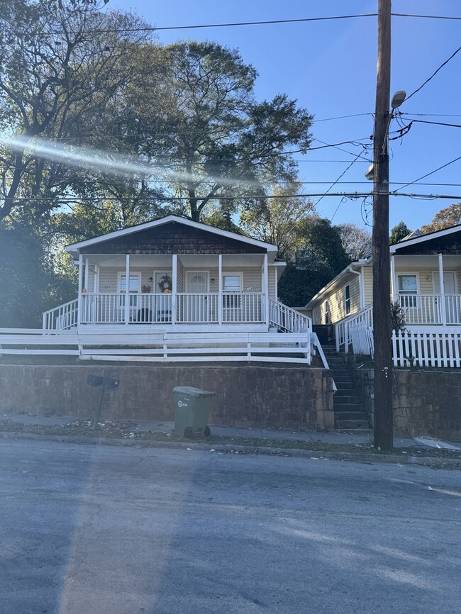 Building Photo - 2 Bedroom Duplex