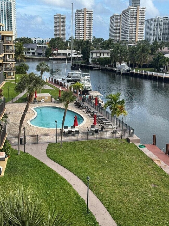 Foto del edificio - 301 Golden Isles Dr