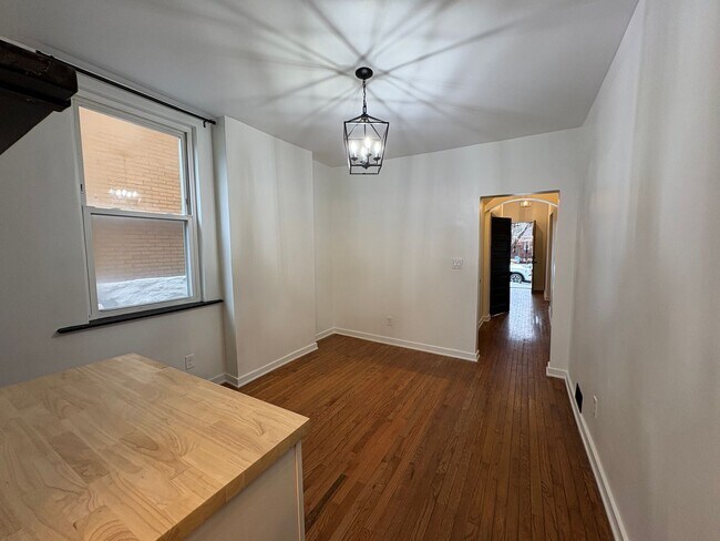 Foto del edificio - 3 Unit Apartment Building in the Heart of the Bellevue area of Pittsburgh