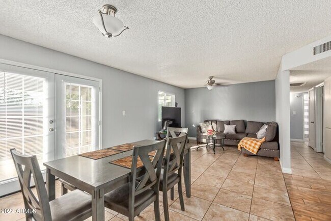 Building Photo - 3 Bed, 2 Bath and 2 Car-garage in Phoenix!
