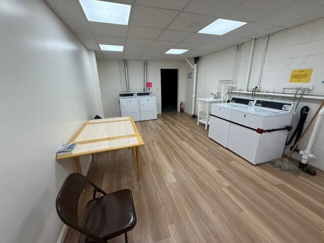 Building Photo - Beautifully-Maintained 1-Bedroom & Central...