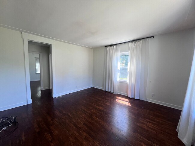 Building Photo - Adorable 4 bedroom home!