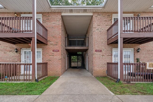 Building Photo - 1239 Parkway Pl