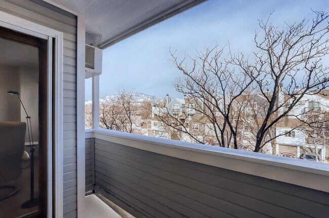 Building Photo - Pearl Street 1BR | Walkable, Remodeled, Covered Parking