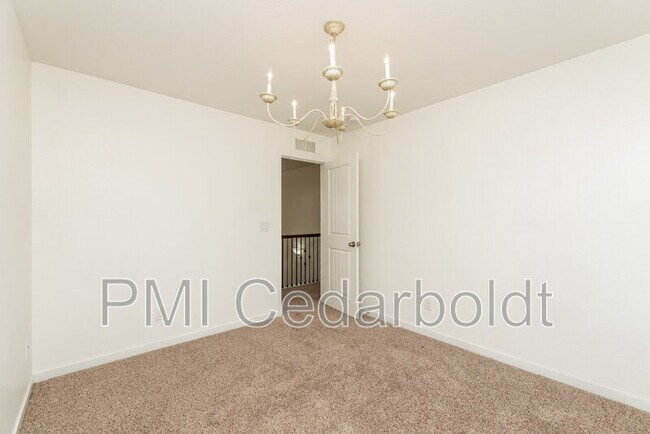 Foto del edificio - 8199 Burl Wood Dr