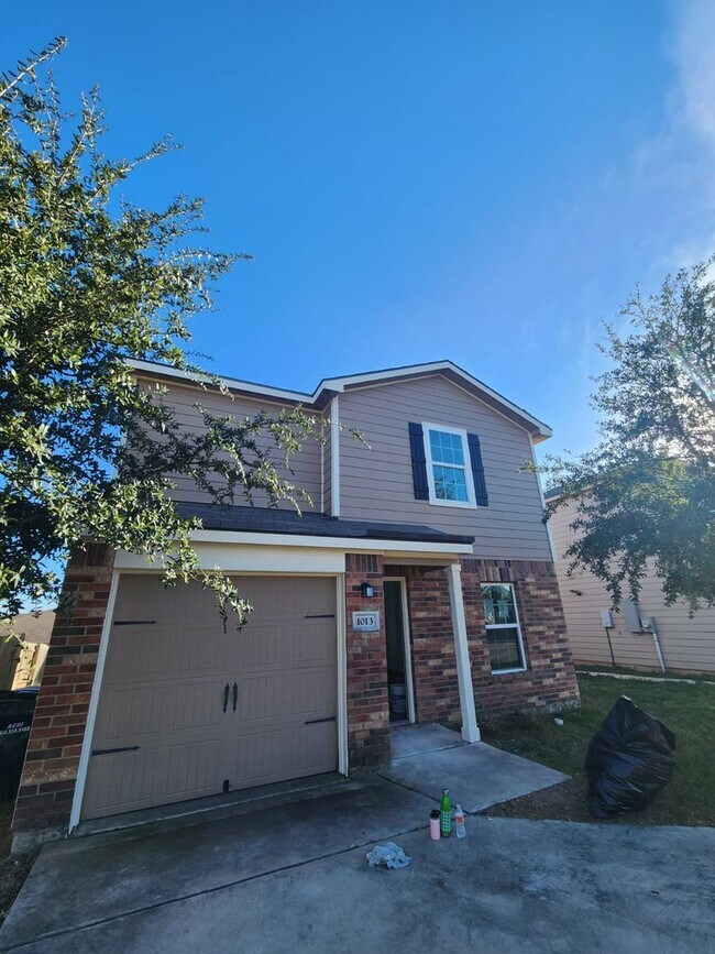 Building Photo - BEAUTIFUL HOME IN JARRELL. MOVE IN READY!.