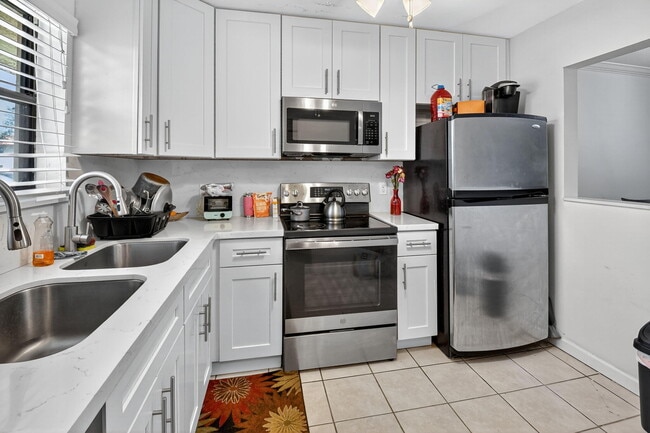 Building Photo - 21894 Lake Forest Cir