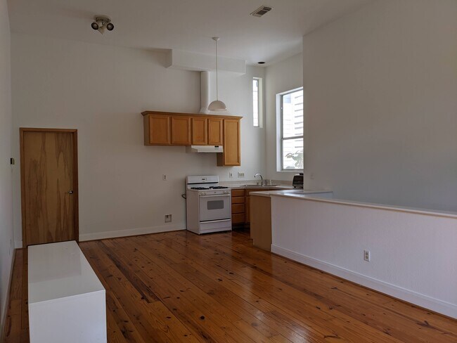 Building Photo - 217 Knox St