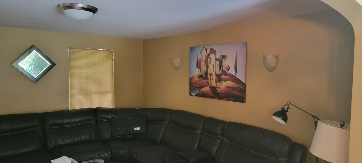 Primary Photo - 4 Liberty Ln