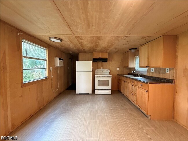 Foto del edificio - 7847 Suncoast Dr