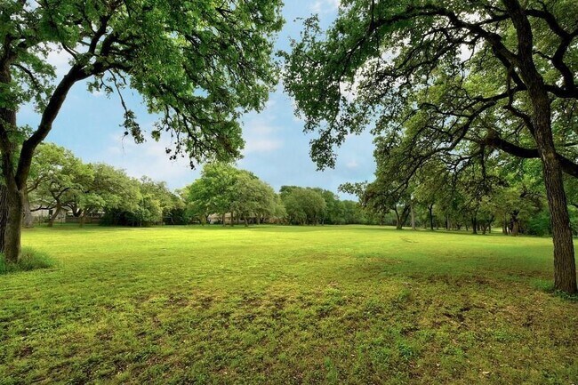 Foto del edificio - 9304 Spring Hollow Dr