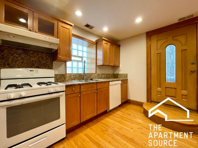 Building Photo - 3242 W Wrightwood Ave