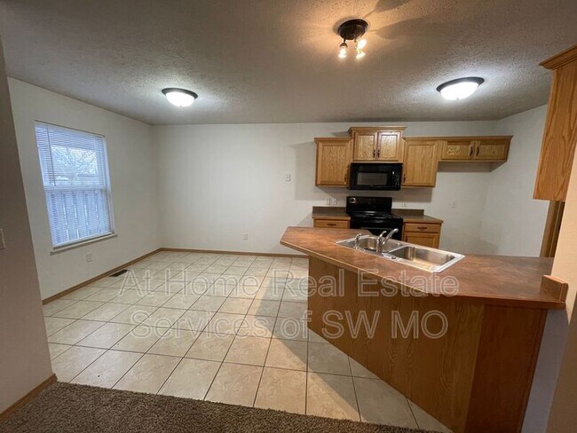 Building Photo - 1026 N Oxford Dr