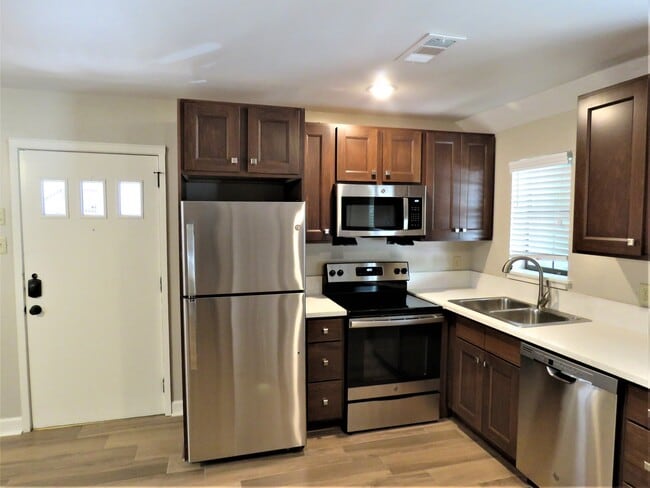 Building Photo - 509 E 7th St