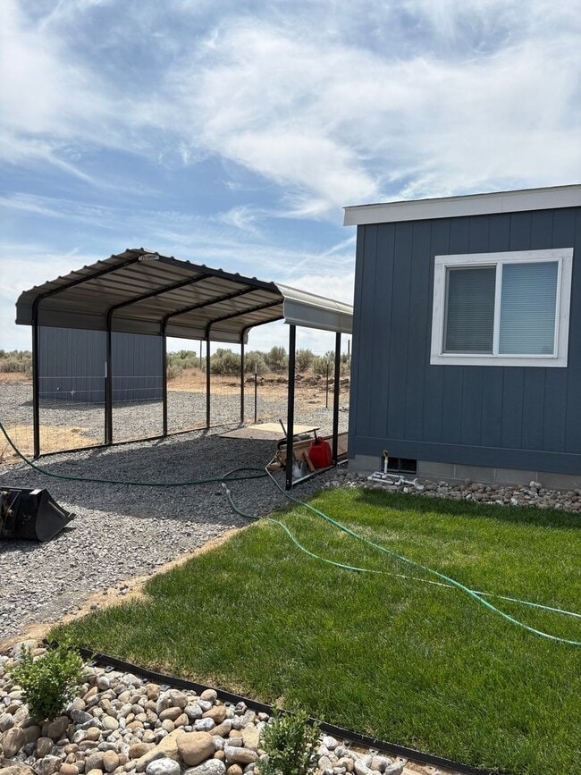 Building Photo - Country Living!!!
