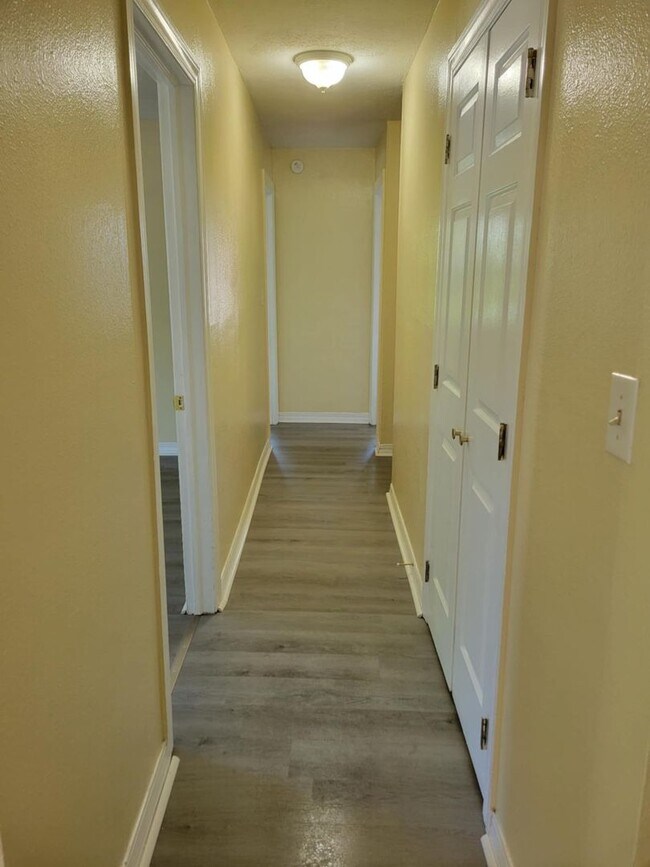 Foto del edificio - 4 bedroom 2 bathroom house with a basement...