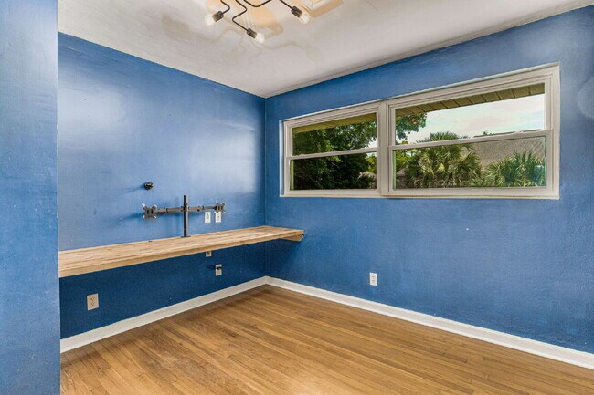 Foto del edificio - Beautiful East Hill home located in one of...