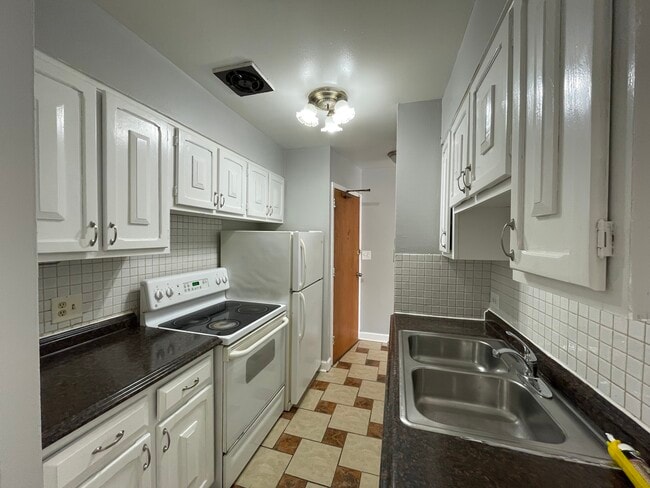 Building Photo - 5920 N Kenmore Ave