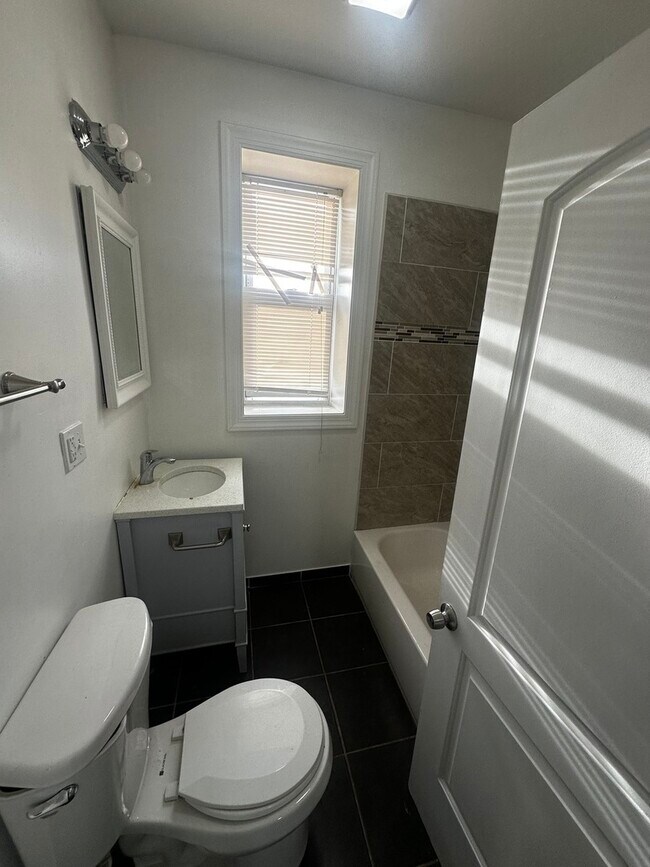 Foto del edificio - 2515 E 72nd Pl