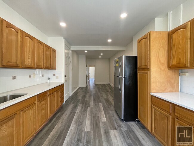 Building Photo - 2 Bed with Backyard | Ridgewood