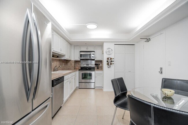 Foto del edificio - 2 br, 2 bath Condo - 3200 Port Royale Dr N...
