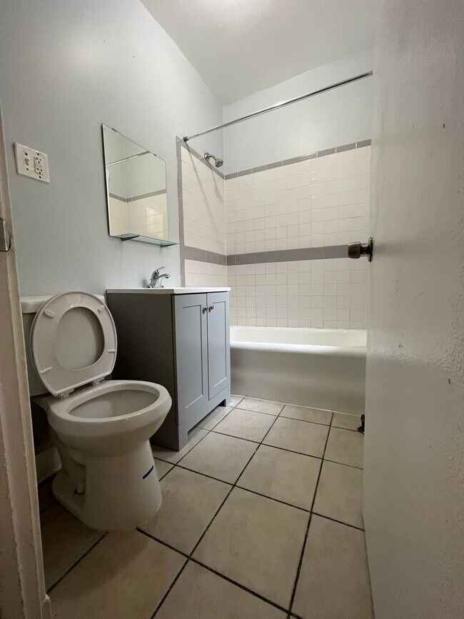 Foto del interior - 7945-53 S Langley Ave LLC