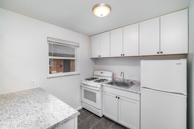 Foto del edificio - 7204 Longfield Dr