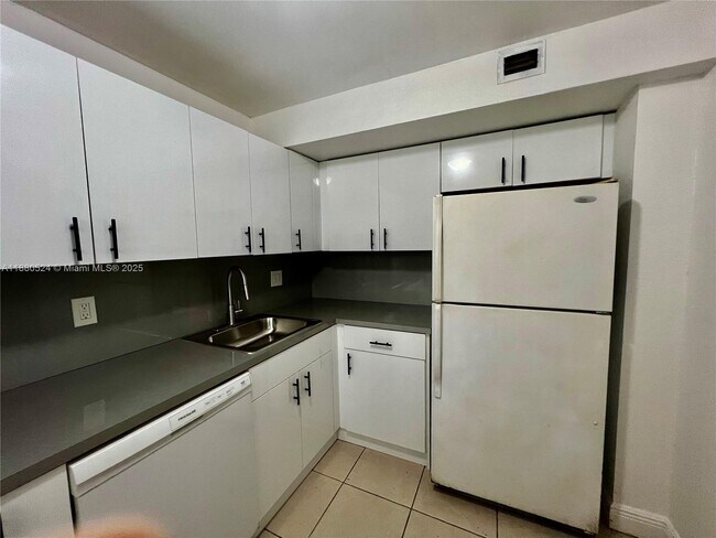 Foto del edificio - 4235 N University Dr