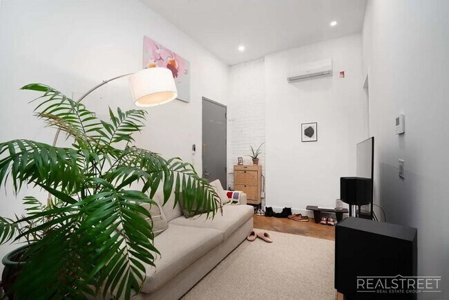 Foto del edificio - Prime Williamsburg 3-Bedroom with Private Backyard + Laundry in Building
