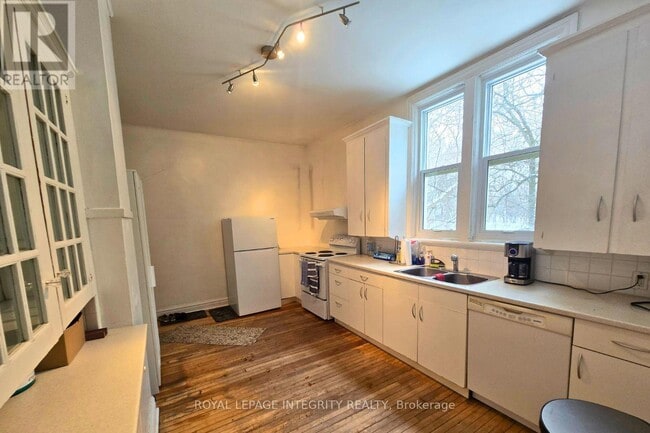 Building Photo - 297 Crichton St