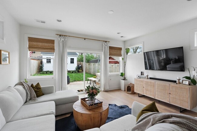 Foto del edificio - Stylish East Nashville Home with Open Layo...