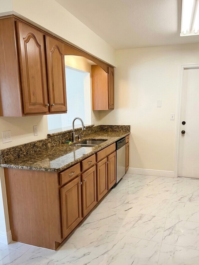 Foto del edificio - 355 Springdale Dr