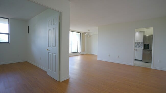 Building Photo - 301-301 Prudential Dr
