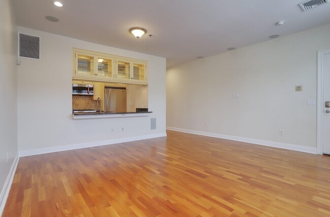 Building Photo - 303 Grand St