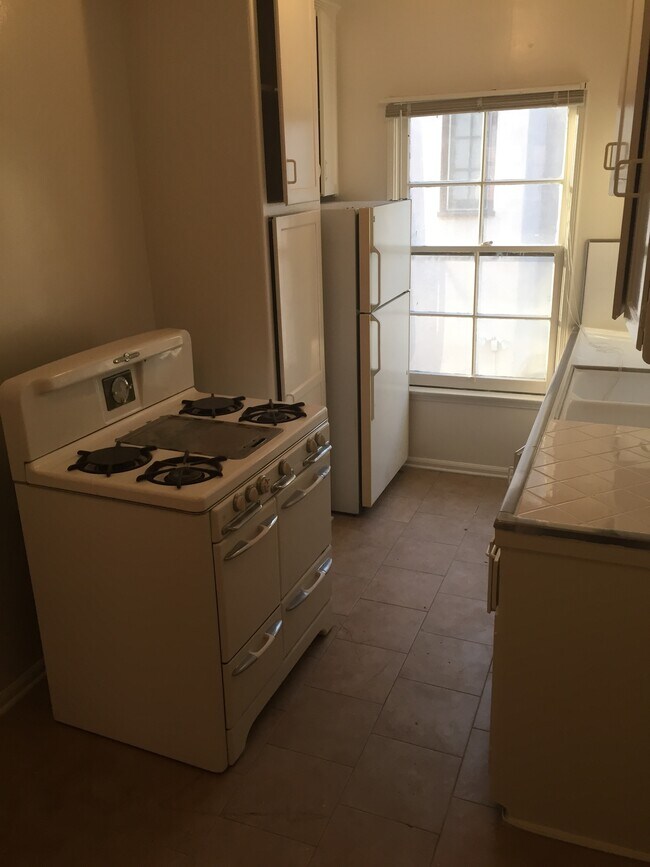 Working Vintage Stove / Kitchen - 359 S Detroit St