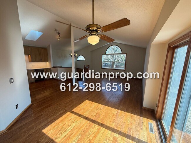 Foto del edificio - Shoreview House Available Now, Updated Kitchen & Baths, Open Floor Plan, Family Room, Mounds View...