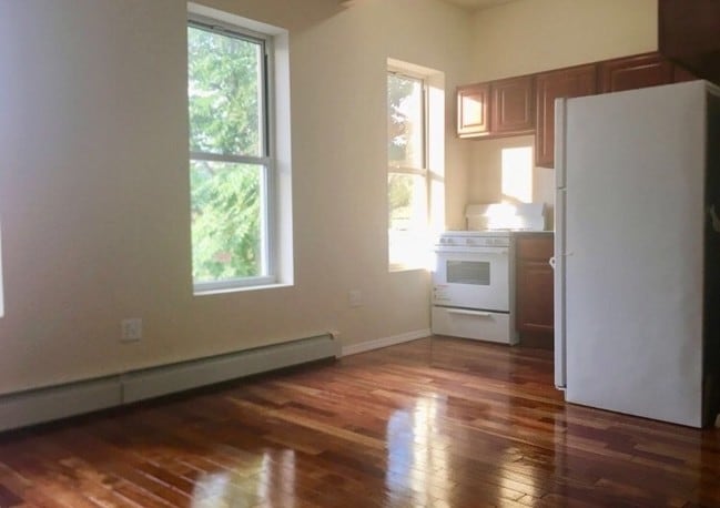 Building Photo - 829 E 167th St