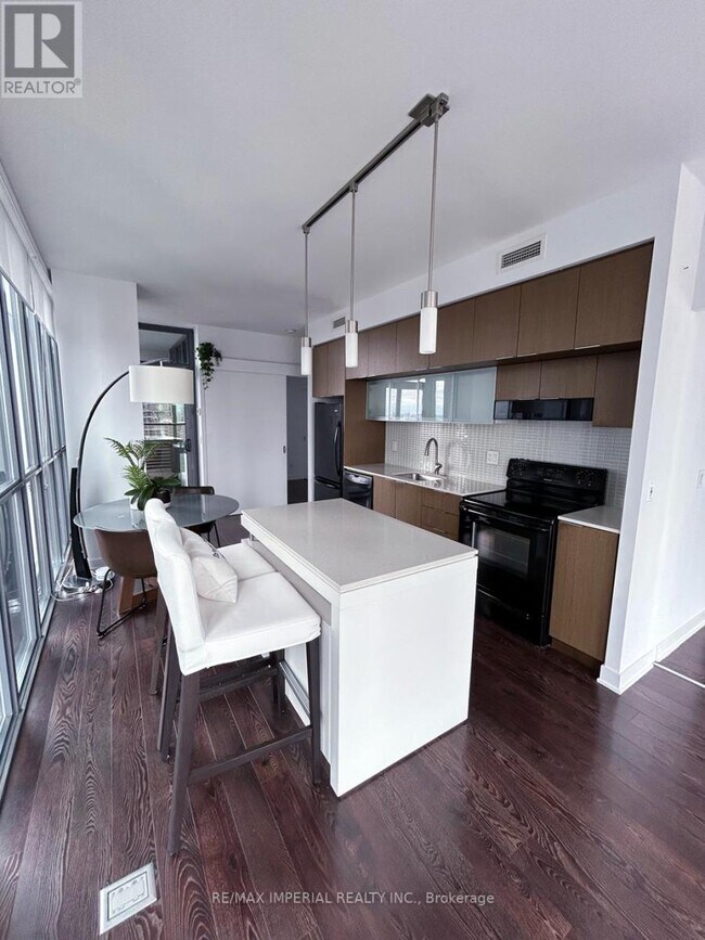 Building Photo - 110 Charles St E