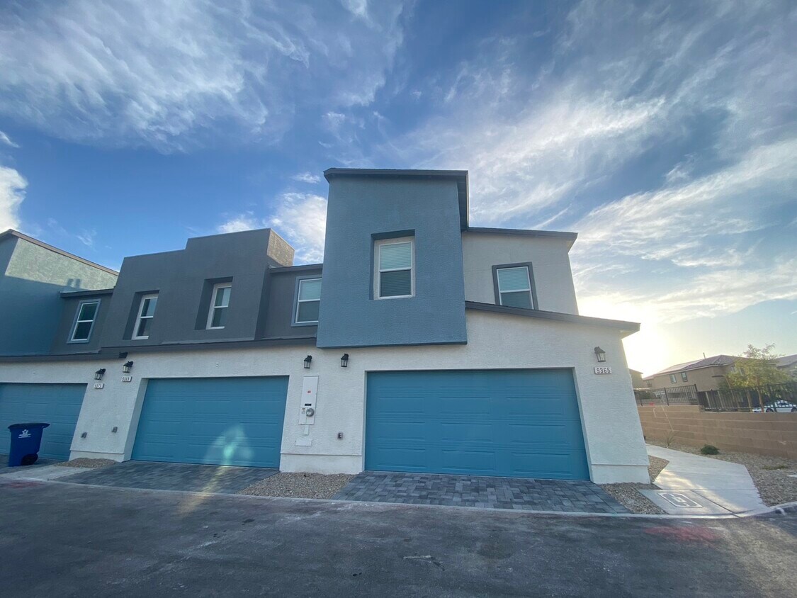 Foto principal - 9365 Quiet Lagoon St