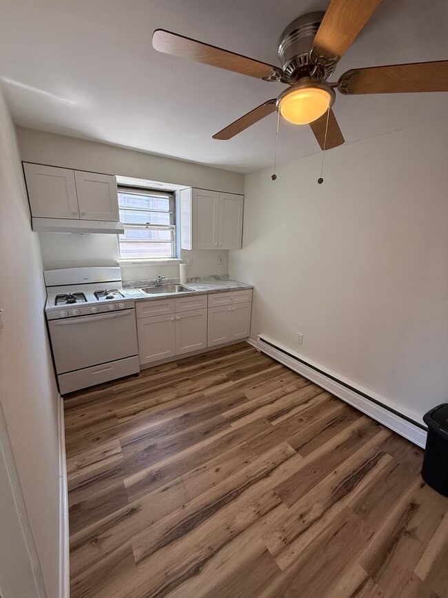 Building Photo - 324 Levick St